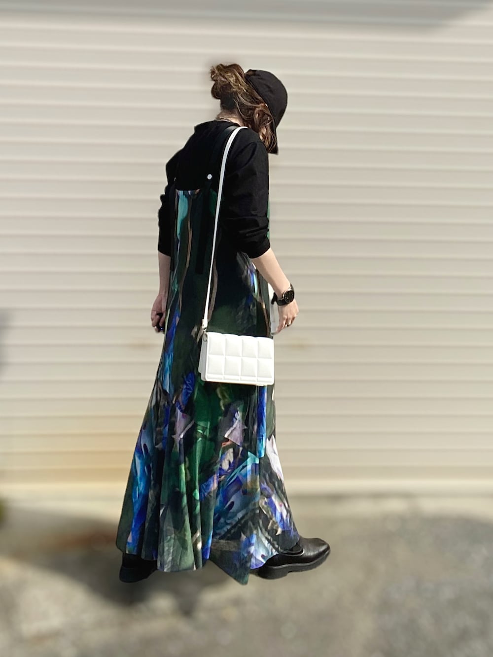 「秋服まるっと大公開、秋コーデ、ワンピース、グリーン、低身長、ブーツ、キャップ、お出かけコーデ、ショルダーバッグ、チュール、miette、休日スタイル、レイヤードスタイル、ロンT、カラー×コーデ」|「mietteのプリントチュールVネックワンピース(ワンピース、グリーン系)」を使った、Gini Akiさん(骨格ストレート・レディース・153cm)の秋コーディネートの5枚目の写真