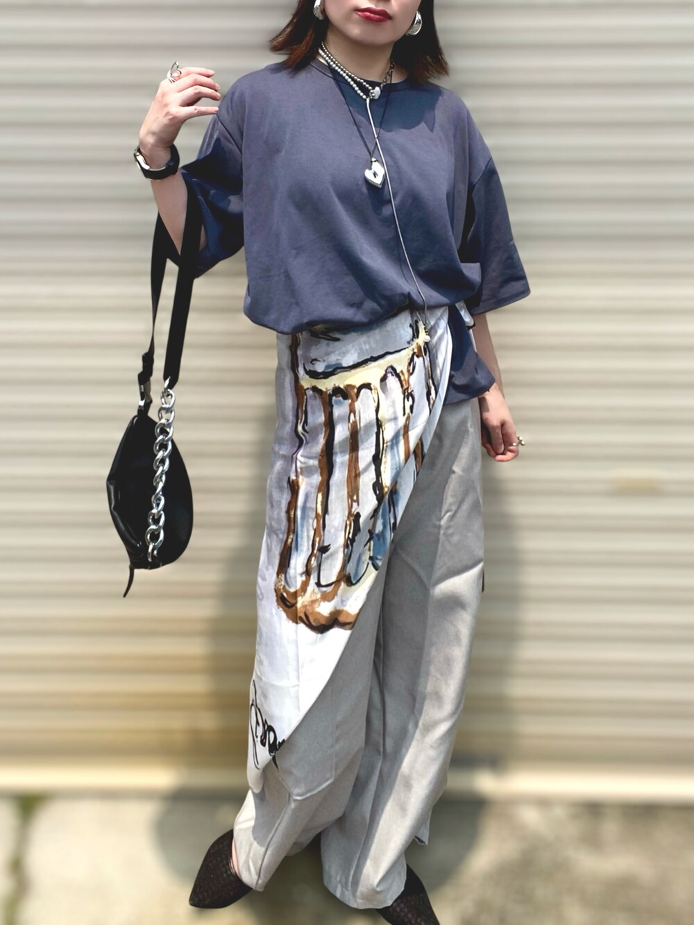 グレー系のカーゴパンツ、ブラック系のパンプス、ブルー系のTシャツ/カットソーを着用したレディースの夏コーディネートの2枚目の写真