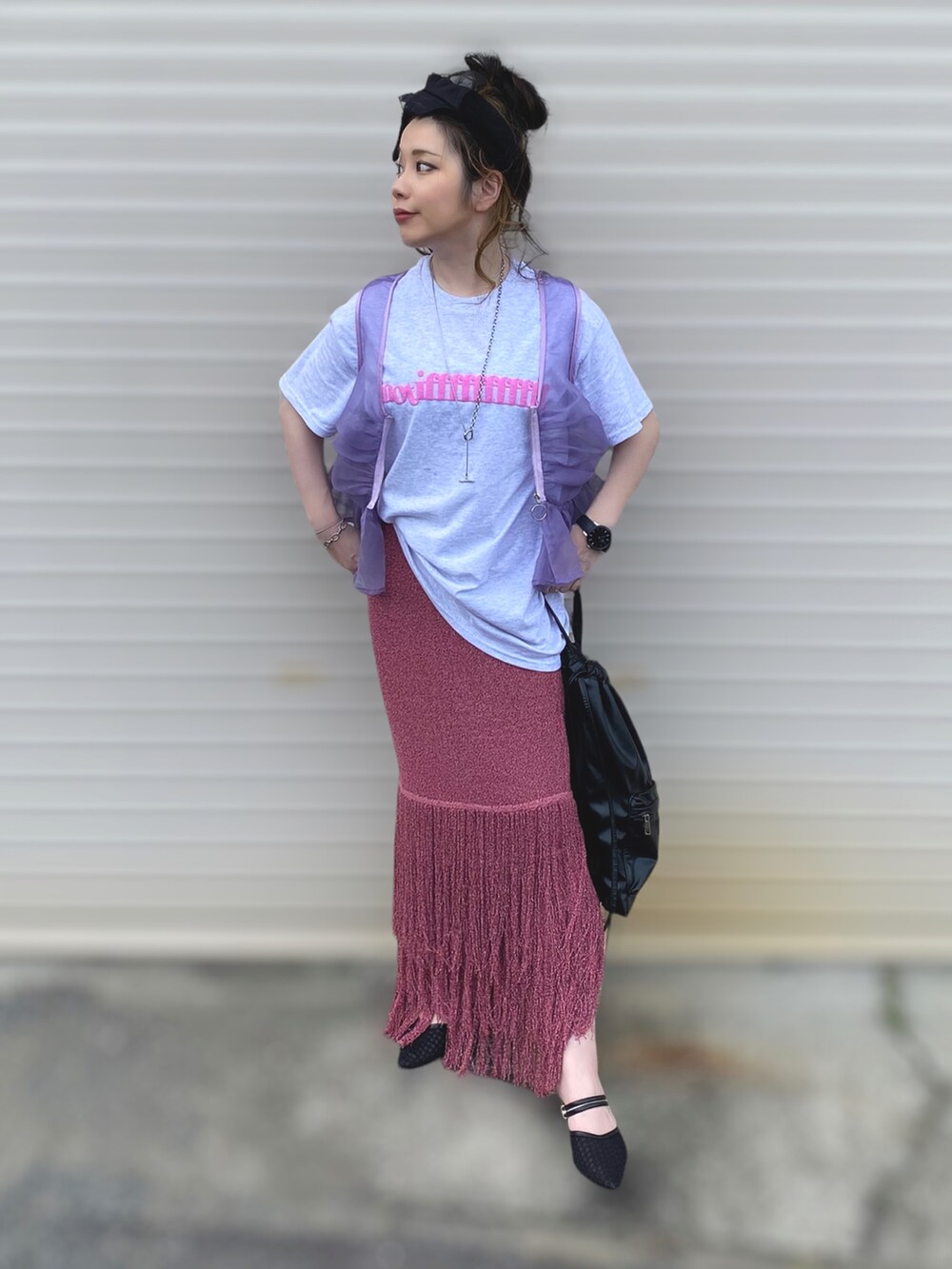 グレー系のTシャツ/カットソー、パープル系のベスト、パープル系のスカートを着用したレディースの夏コーディネートの5枚目の写真