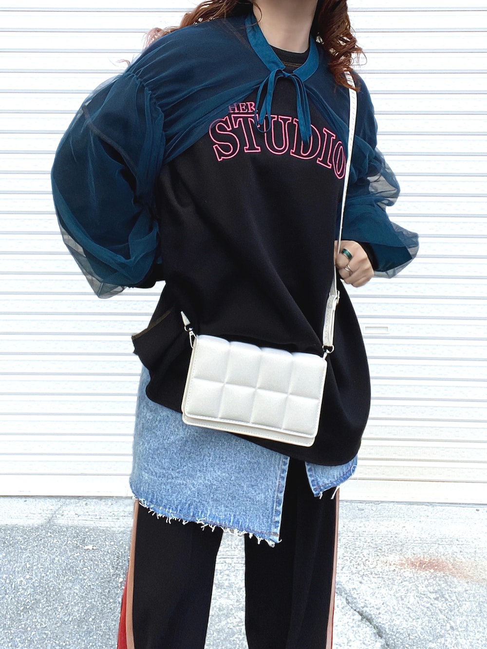 「冬コーデ、スウェット、ラインパンツ、チュール、バケットハット、ブーツ、デニム、ショルダーバッグ、レイヤードスタイル、プチプラ、低身長、休日スタイル、ビッグシルエット、mivialoca、帽子」|「mi via locaのウラケ裏起毛 立体ロゴ刺繍オーバーサイズ スウェット(スウェット、ブラック系)」を使った、Gini Akiさん(骨格ストレート・レディース・153cm)の冬コーディネートの2枚目の写真