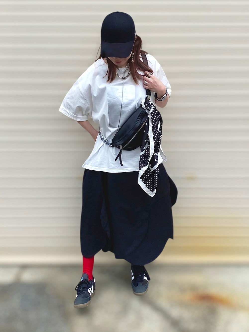 「Tシャツ、白Tシャツ、シルバーアクセサリー、キャップ、スニーカー、ショルダーバッグ、お出かけコーデ、低身長コーデ、夏コーデ、プチプラ、モノトーン、韓国ファッション、ロングスカート、雨の日コーデ、古着MIX」｜「deux amourの【ZOZO限定】smillemii._３さんコラボ箔プリントT（Tシャツ/カットソー、ホワイト系）」を使った、Gini   Akiさん（骨格ストレート・レディース・150cm）の春コーディネートの5枚目の写真