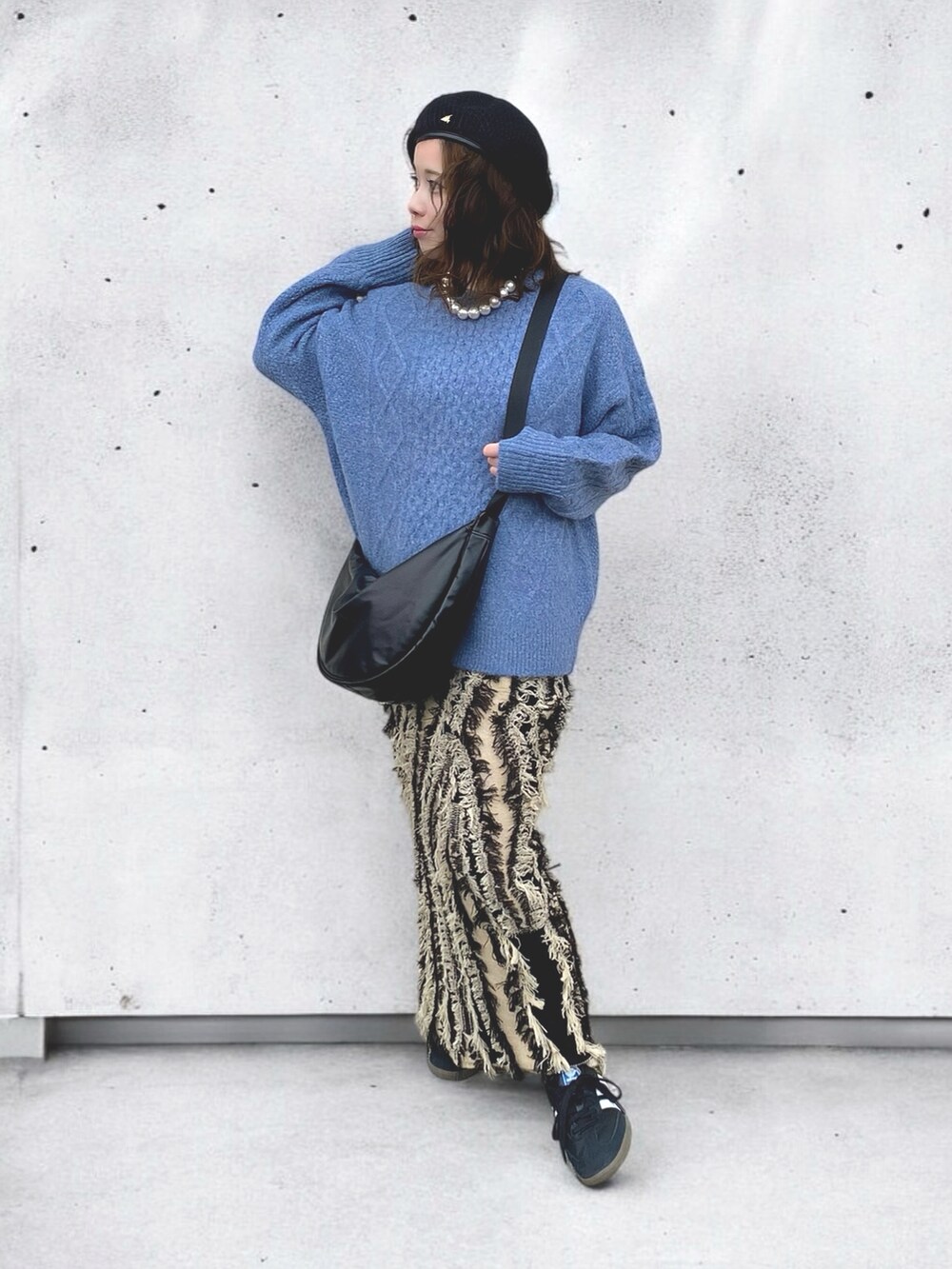 「冬コーデ、ニット、ロングスカート、スニーカー、ショルダーバッグ、ブルー、ベレー帽、クリスマスに着たい服、マイベストコーデ2024、フリンジ、カラーニット、ホワイトコーデ、ニットコーデ、大人カジュアル、低身長」|「LOSUCAのウール混ニットプルオーバー / ナチュラル フレンチ 大人カジュアル レトロ ヴィンテージ シティガール(ニット/セーター、ブルー系)」を使った、Gini Akiさん(レディース・153cm)の冬コーディネートの5枚目の写真