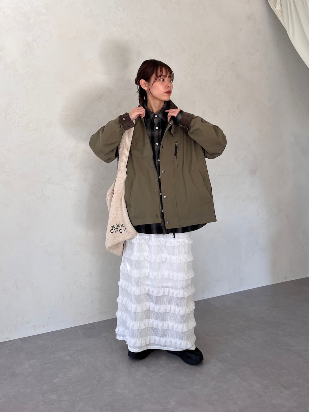 「シンプルコーデ、休日スタイル、春アウター、チェックシャツ、シャツ、ロングスカート、スカート、ショルダーバッグ、ハンティングジャケット、ジャケット、骨格ウェーブ、春コーデ」｜「CPCMの襟配色ショート丈ジャケット（ブルゾン、グリーン系）」を使った、asuka さん（レディース・164cm）の冬コーディネートの2枚目の写真