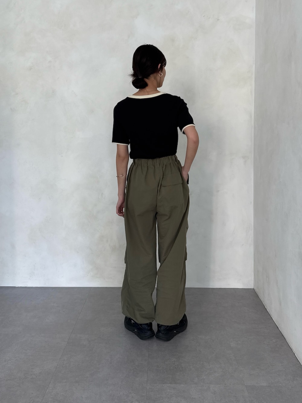 「ナイロンパンツ、カーゴパンツ、ミリタリー、Tシャツ、夏コーデ、春コーデ、春夏コーデ、シンプルコーデ、カジュアルコーデ、骨格ウェーブ」｜「U.S. POLO ASSN.のクルーネック半袖リブT（Tシャツ/カットソー、ブラック系）」を使った、asuka さん（レディース・165cm）の春コーディネートの2枚目の写真