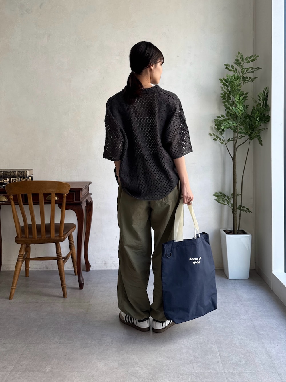 「春コーデ、春めき満開コーデ、レースシャツ、カーゴパンツ、ナイロンパンツ、ミリタリー、メンズ、メンズライク、カジュアル、カジュアルコーデ、骨格ウェーブ」｜「CPCMのクロシェ半袖ニットシャツ（シャツ/ブラウス、ブラック系）」を使った、asuka さん（レディース・165cm）の春コーディネートの3枚目の写真