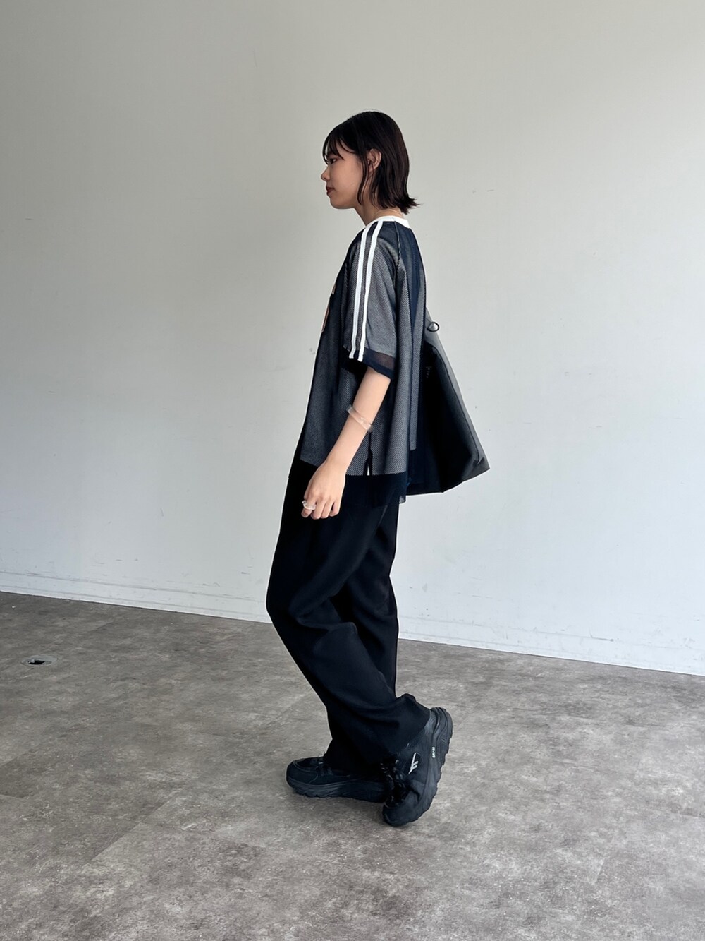 ブルー系のTシャツ/カットソー、ブラック系のスラックスを着用したレディースの夏コーディネートの3枚目の写真