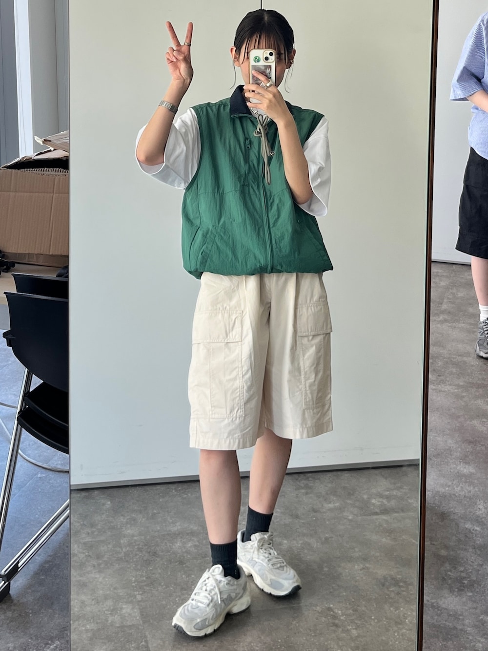 「シンプルコーデ、メンズライク、アウトドアスタイル、ナイロンベスト、レイヤードスタイル、カーゴショーツ、カーゴパンツ、グリーン、夏コーデ、カジュアル、リュック、ハーフパンツ、骨格ウェーブ」｜「CPCMのナイロン配色スタンドベスト（ベスト、グリーン系）」を使った、asuka さん（レディース・164cm）の春コーディネートの4枚目の写真