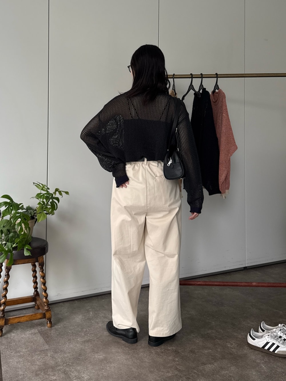 「春コーデ、春めき満開コーデ、お出かけコーデ、オトナ女子、メッシュニット、メッシュ、チノパン、モノトーン、カジュアルコーデ、シンプルコーデ、骨格ウェーブ」｜「CPCMのカップ付き肩紐Wキャミインナー（キャミソール、ブラック系）」を使った、asuka さん（レディース・165cm）の春コーディネートの4枚目の写真