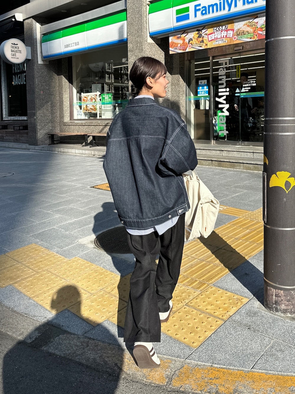 「シンプルコーデ、カジュアルコーデ、メンズライク、デニムジャケット、デニム、スラックス、シャツスタイル、シャツ、ストライプ、春コーデ、春アウター、骨格ウェーブ、ブルー」｜「CPCMのUSAコットンデニムカバーオール（デニムジャケット、ブルー系）」を使った、asuka さん（レディース・164cm）の冬コーディネートの3枚目の写真