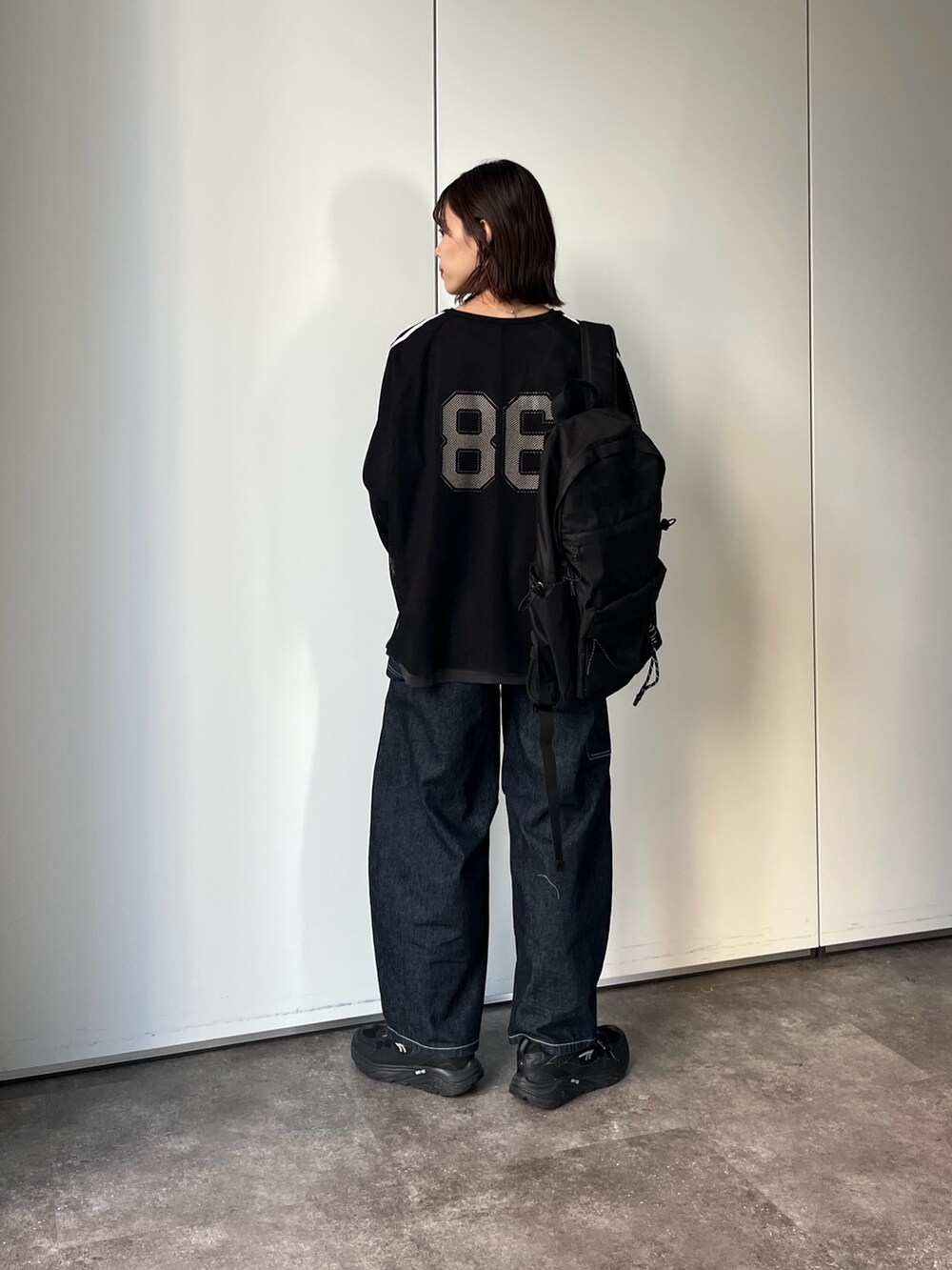 ブラック系のTシャツ/カットソー、ブルー系のデニムパンツを着用したレディースの夏コーディネートの3枚目の写真