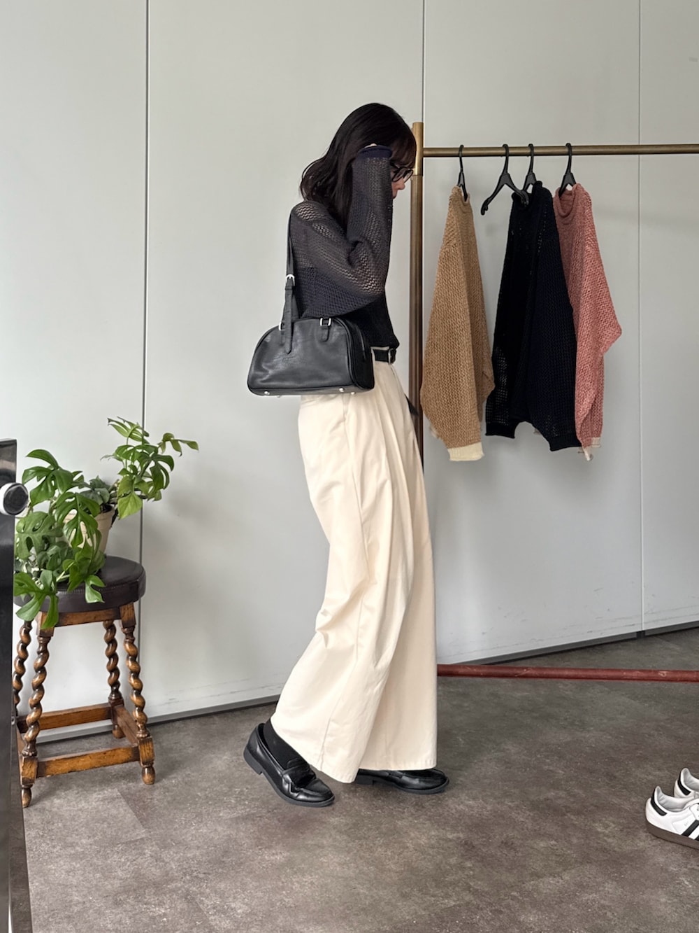 「春コーデ、春めき満開コーデ、お出かけコーデ、オトナ女子、メッシュニット、メッシュ、チノパン、モノトーン、カジュアルコーデ、シンプルコーデ、骨格ウェーブ」｜「CPCMのカップ付き肩紐Wキャミインナー（キャミソール、ブラック系）」を使った、asuka さん（レディース・165cm）の春コーディネートの3枚目の写真