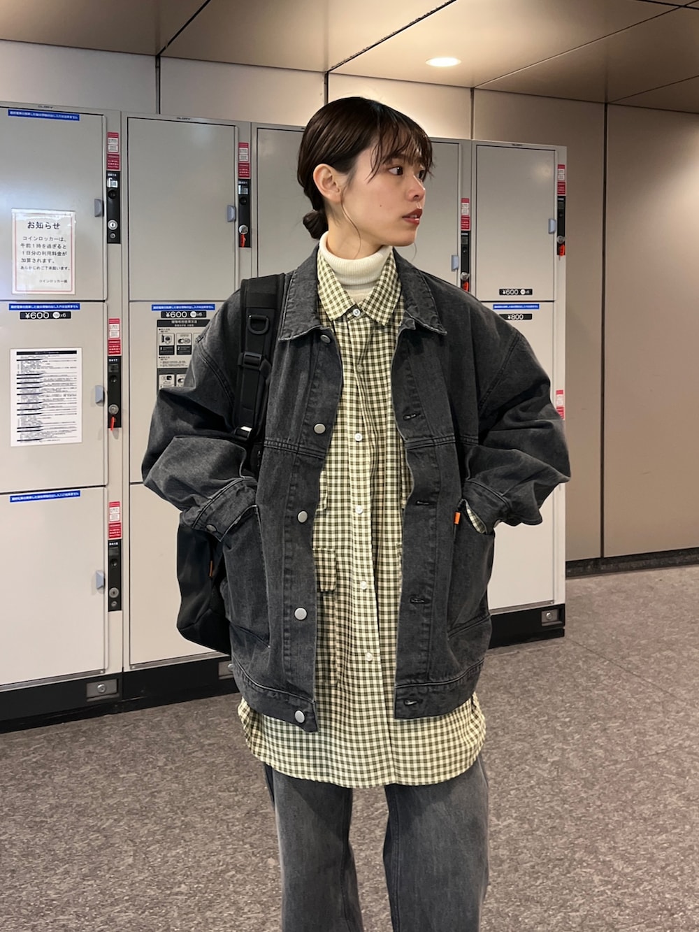 「ブラック、ブラックデニム、デニム、デニムパンツ、デニムジャケット、春コーデ、春アウター、チェックシャツ、差し色、セットアップ、メンズライク、カジュアルコーデ、シンプルコーデ、骨格ウェーブ」｜「CPCMのUSAコットンデニムカバーオール（デニムジャケット、ブラック系）」を使った、asuka さん（レディース・164cm）の冬コーディネートの2枚目の写真