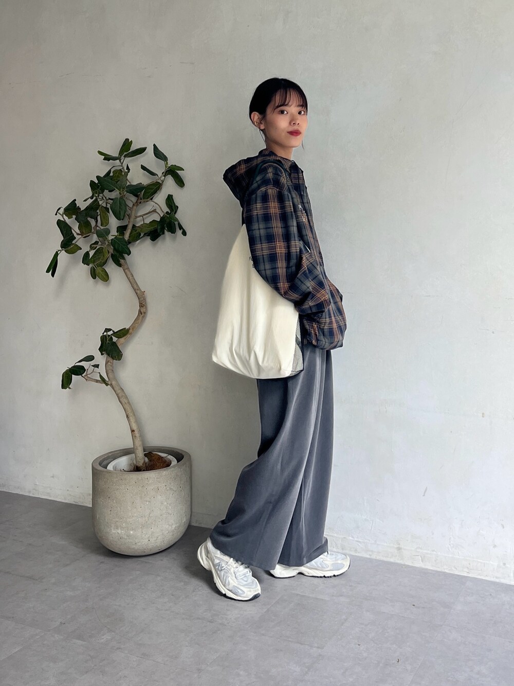 グリーン系のシャツ/ブラウス、グレー系のその他パンツを着用したレディースの夏コーディネートの2枚目の写真