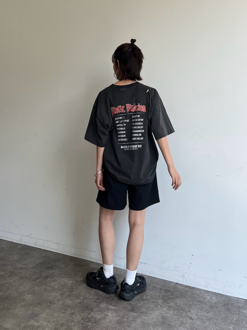 グレー系のTシャツ/カットソー、ブラック系のその他パンツを着用したレディースの夏コーディネートの2枚目の写真