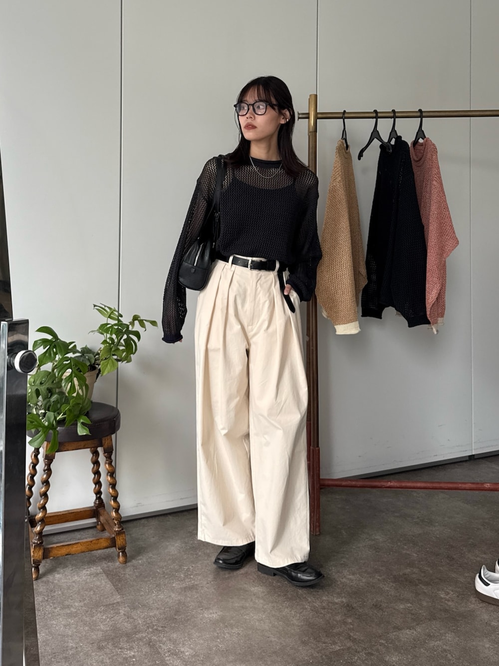 「春コーデ、春めき満開コーデ、お出かけコーデ、オトナ女子、メッシュニット、メッシュ、チノパン、モノトーン、カジュアルコーデ、シンプルコーデ、骨格ウェーブ」｜「CPCMのカップ付き肩紐Wキャミインナー（キャミソール、ブラック系）」を使った、asuka さん（レディース・165cm）の春コーディネートの2枚目の写真