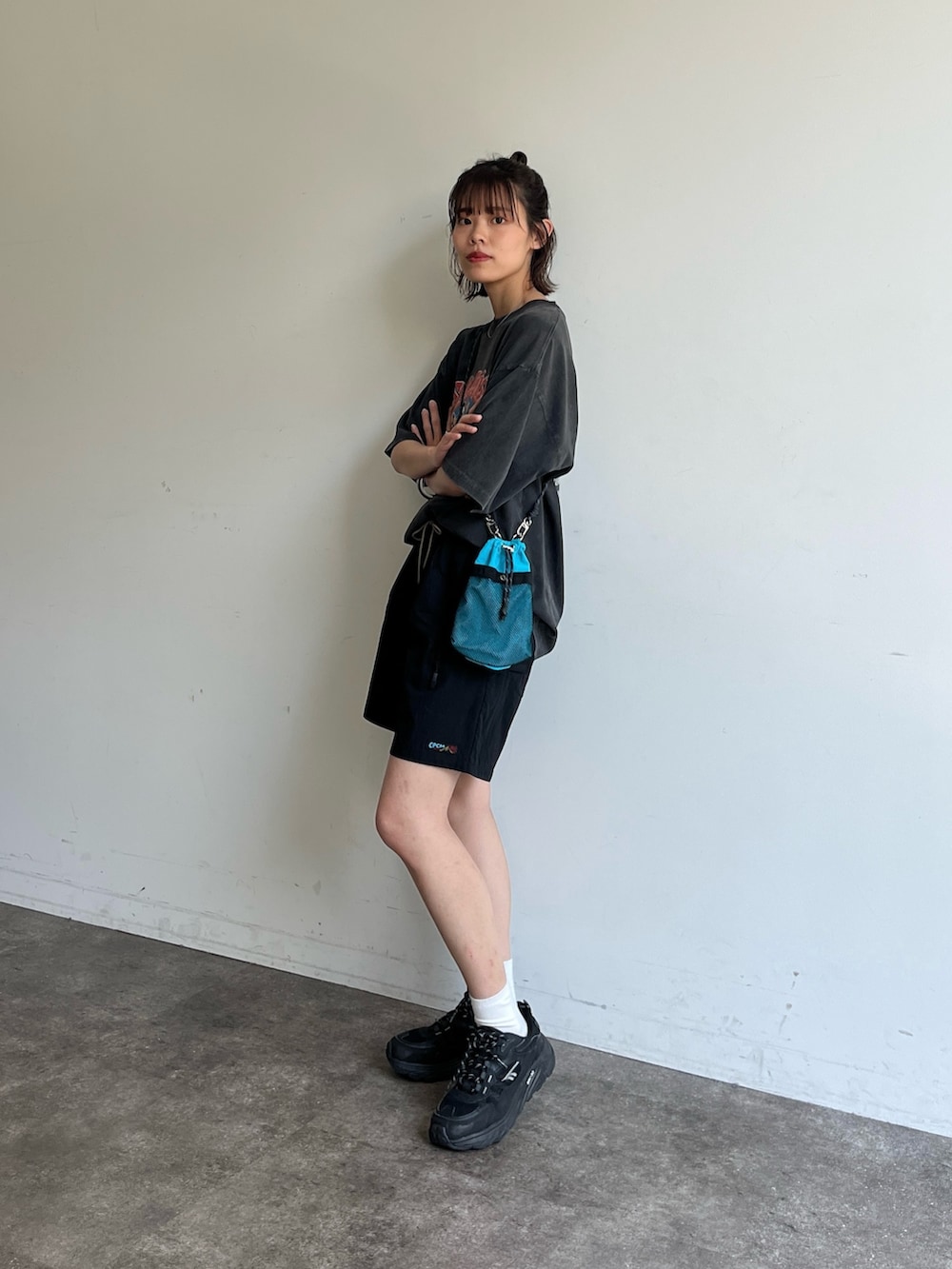 グレー系のTシャツ/カットソー、ブラック系のその他パンツを着用したレディースの夏コーディネートの3枚目の写真
