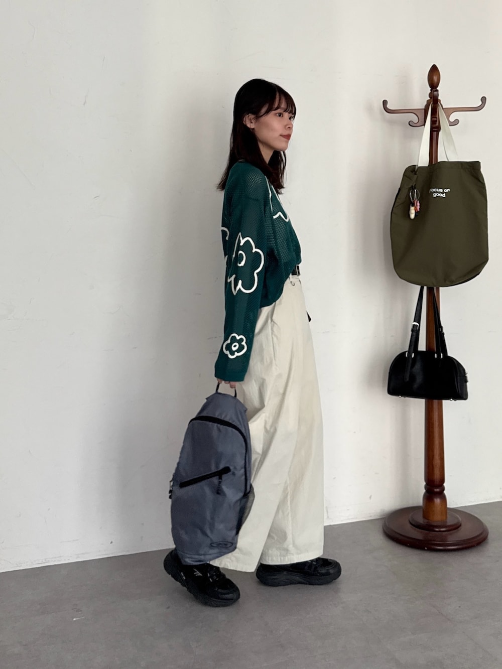 「メッシュ、メッシュニット、カジュアル、カジュアルコーデ、シンプル、シンプルコーデ、スラックス、スラックスパンツ」｜「CPCMのコード刺繍花柄メッシュニット（ニット/セーター、グリーン系）」を使った、asuka さん（レディース・165cm）の春コーディネートの2枚目の写真