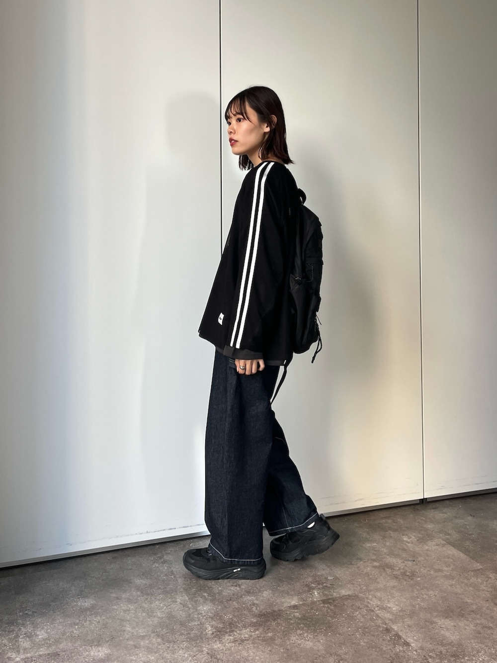 ブラック系のTシャツ/カットソー、ブルー系のデニムパンツを着用したレディースの夏コーディネートの4枚目の写真