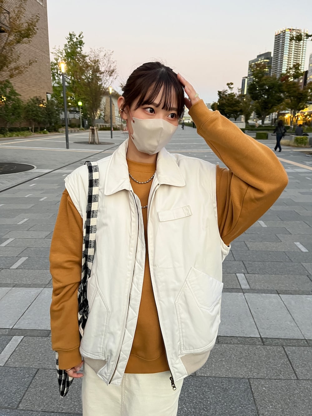 ホワイト系のMA-1、イエロー系のスウェット、ブラック系のトートバッグを着用したレディースの秋コーディネートの2枚目の写真