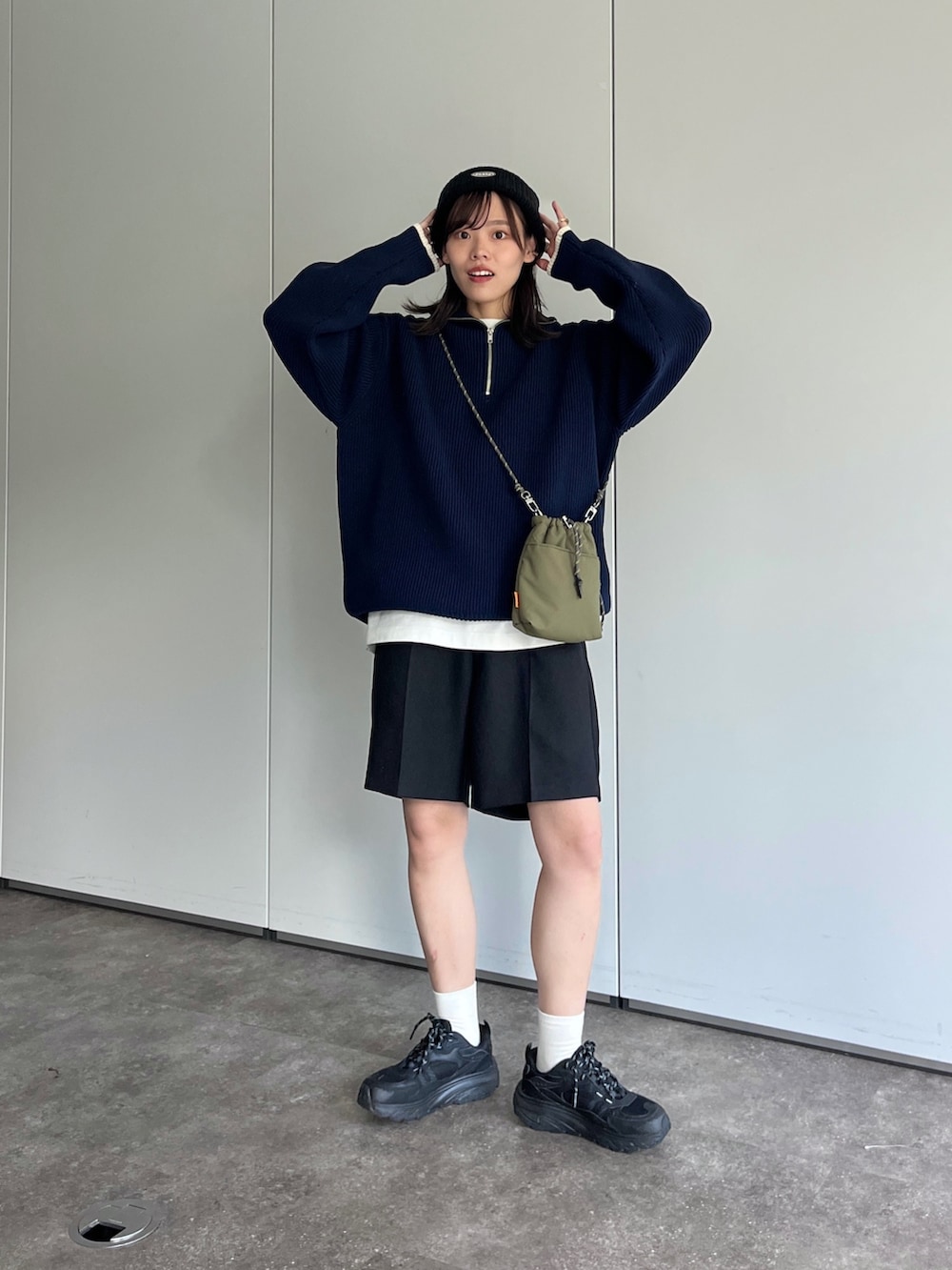 ブルー系のニット/セーター、ブラック系のその他パンツ、ブラック系のニットキャップ/ビーニーを着用したレディースの秋コーディネートの2枚目の写真