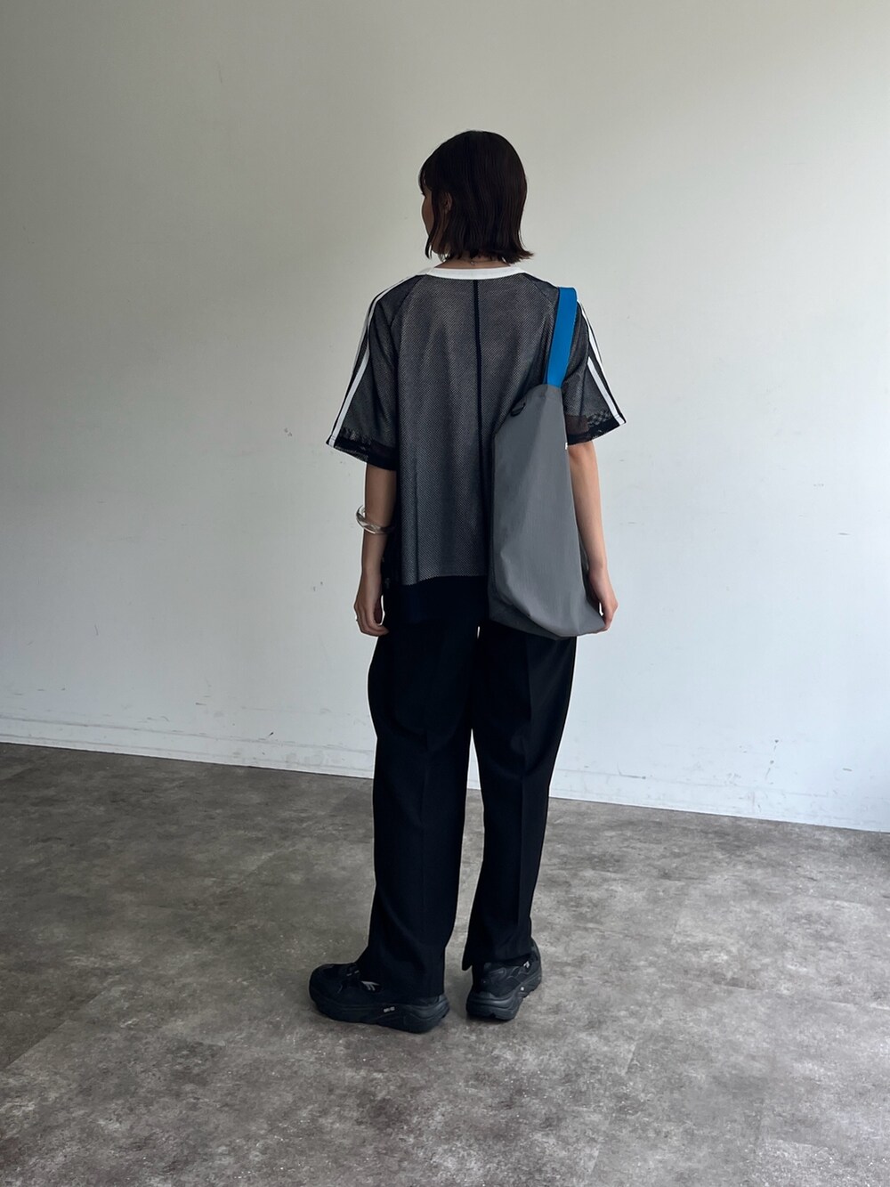 ブルー系のTシャツ/カットソー、ブラック系のスラックスを着用したレディースの夏コーディネートの4枚目の写真