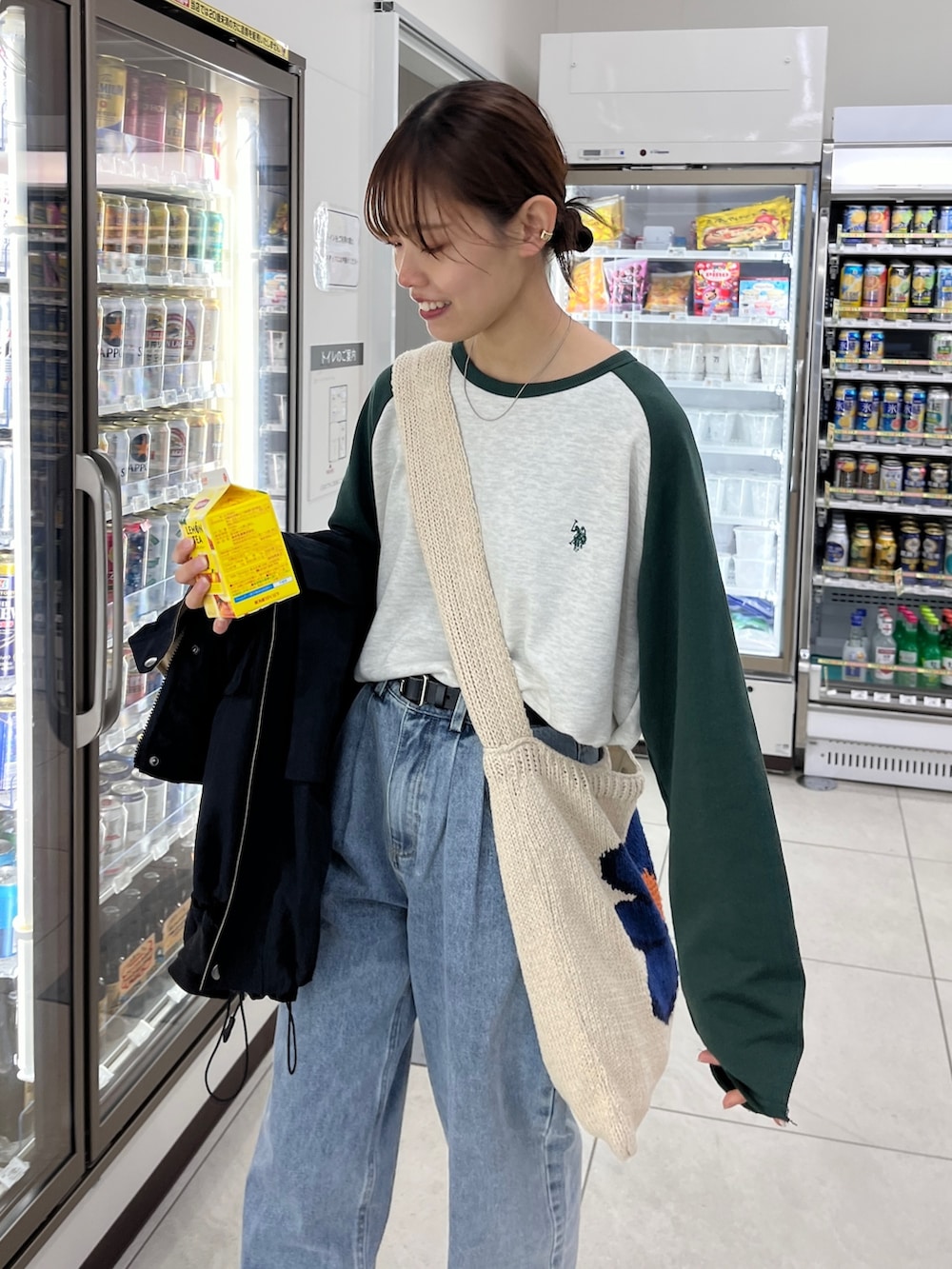 「シンプルコーデ、カジュアルコーデ、ラフ、メンズライク、ラグランTシャツ、ロンT、デニム、デニムパンツ、ベルト、春コーデ、春色、グリーン、骨格ウェーブ」｜「U.S. POLO ASSN.の1ポイントミニ裏毛ラグランプルオーバー（Tシャツ/カットソー、ホワイト系）」を使った、asuka さん（レディース・164cm）の冬コーディネートの2枚目の写真