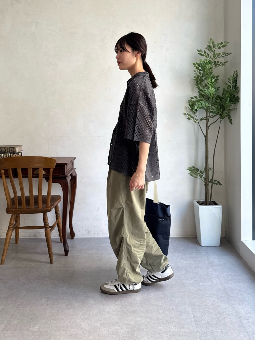 「春コーデ、春めき満開コーデ、レースシャツ、カーゴパンツ、ナイロンパンツ、ミリタリー、メンズ、メンズライク、カジュアル、カジュアルコーデ、骨格ウェーブ」｜「CPCMのクロシェ半袖ニットシャツ（シャツ/ブラウス、ブラック系）」を使った、asuka さん（レディース・165cm）の春コーディネートの2枚目の写真