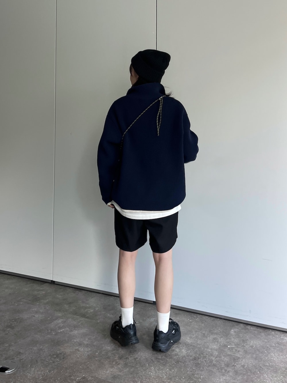 ブルー系のニット/セーター、ブラック系のその他パンツ、ブラック系のニットキャップ/ビーニーを着用したレディースの秋コーディネートの3枚目の写真