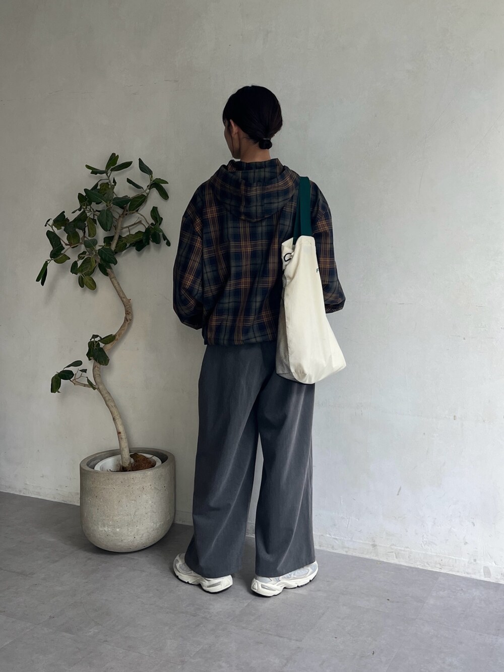 グリーン系のシャツ/ブラウス、グレー系のその他パンツを着用したレディースの夏コーディネートの3枚目の写真