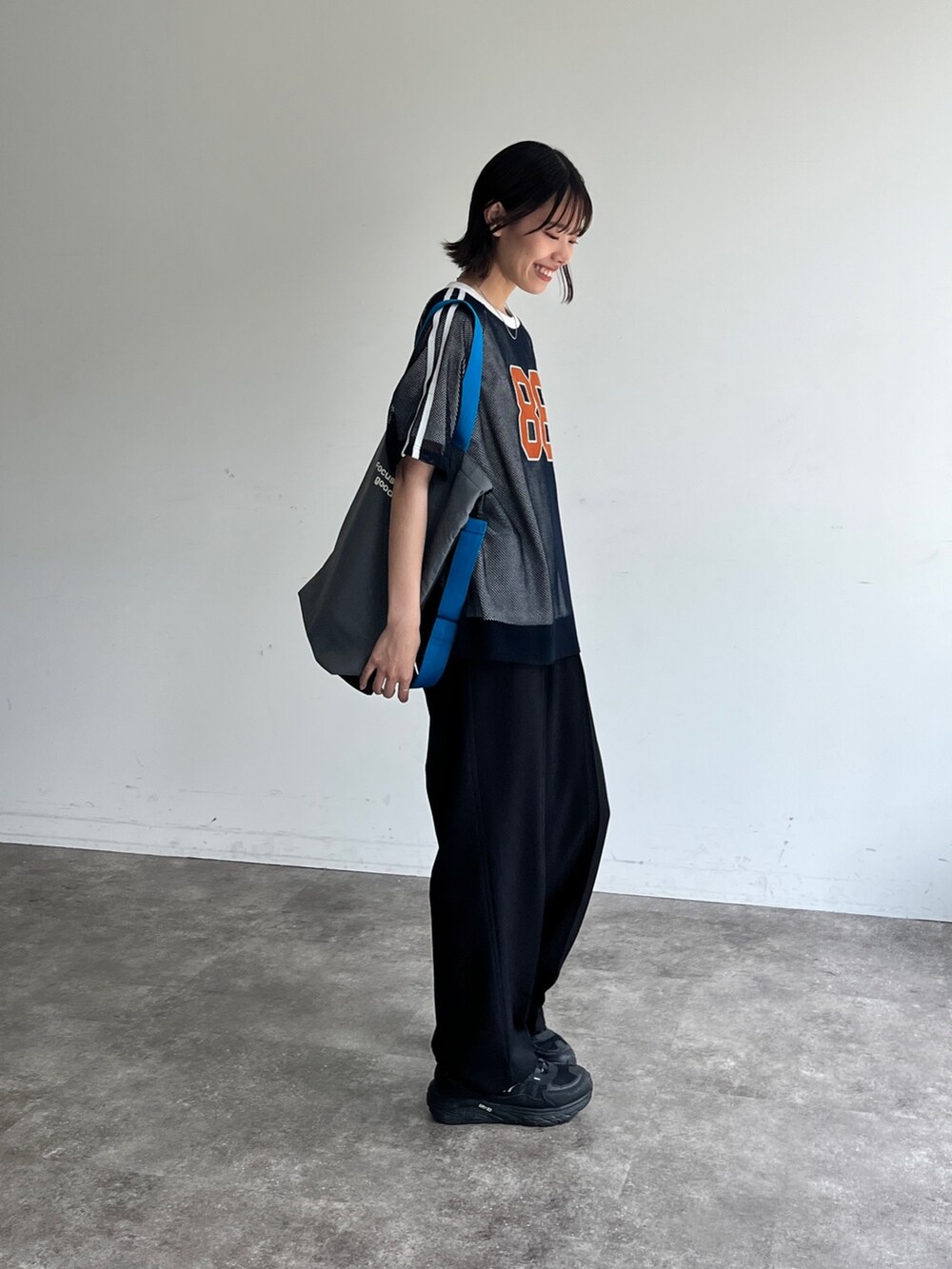 ブルー系のTシャツ/カットソー、ブラック系のスラックスを着用したレディースの夏コーディネートの5枚目の写真