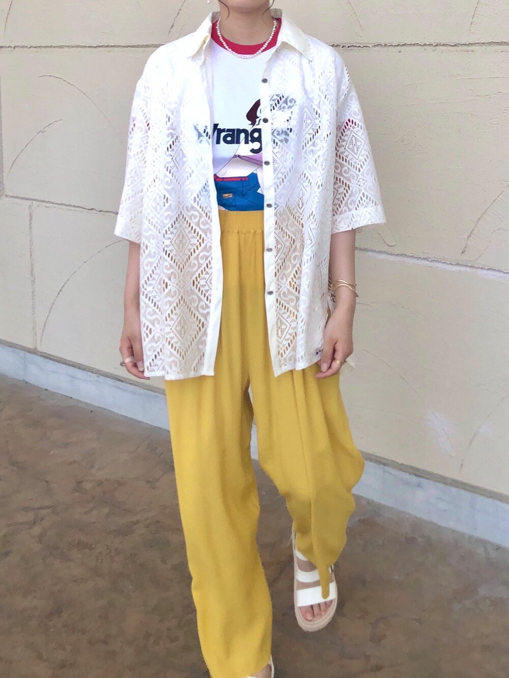 ホワイト系のシャツ/ブラウス、ホワイト系のTシャツ/カットソー、イエロー系のその他パンツを着用したレディースの夏コーディネートの2枚目の写真