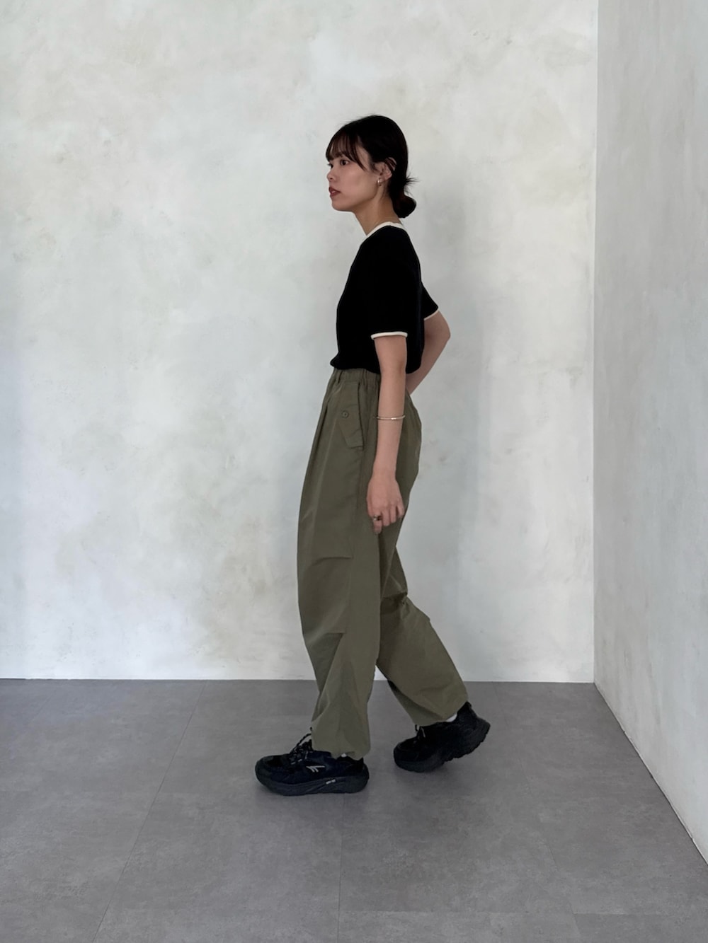 「ナイロンパンツ、カーゴパンツ、ミリタリー、Tシャツ、夏コーデ、春コーデ、春夏コーデ、シンプルコーデ、カジュアルコーデ、骨格ウェーブ」｜「U.S. POLO ASSN.のクルーネック半袖リブT（Tシャツ/カットソー、ブラック系）」を使った、asuka さん（レディース・165cm）の春コーディネートの3枚目の写真