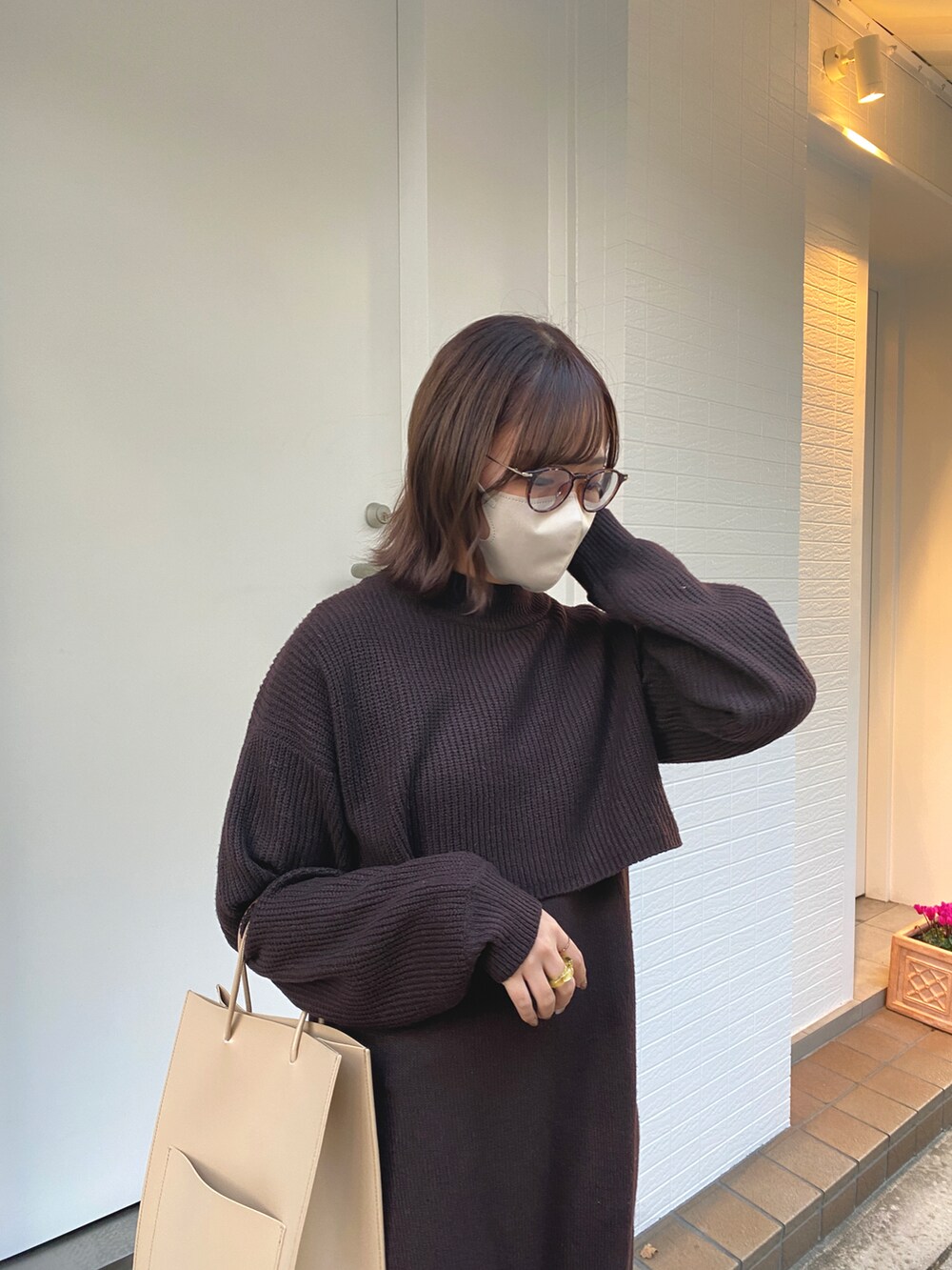 ブラウン系のワンピース、ブラウン系のブーツを着用したレディースの秋コーディネートの2枚目の写真