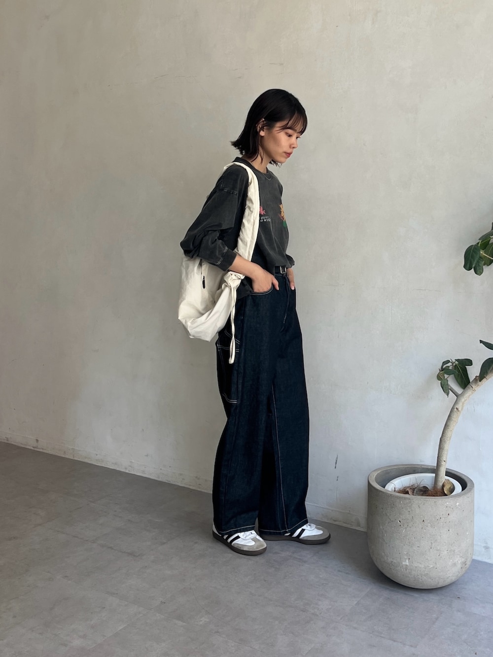 ブラック系のTシャツ/カットソー、ブルー系のデニムパンツを着用したレディースの夏コーディネートの2枚目の写真