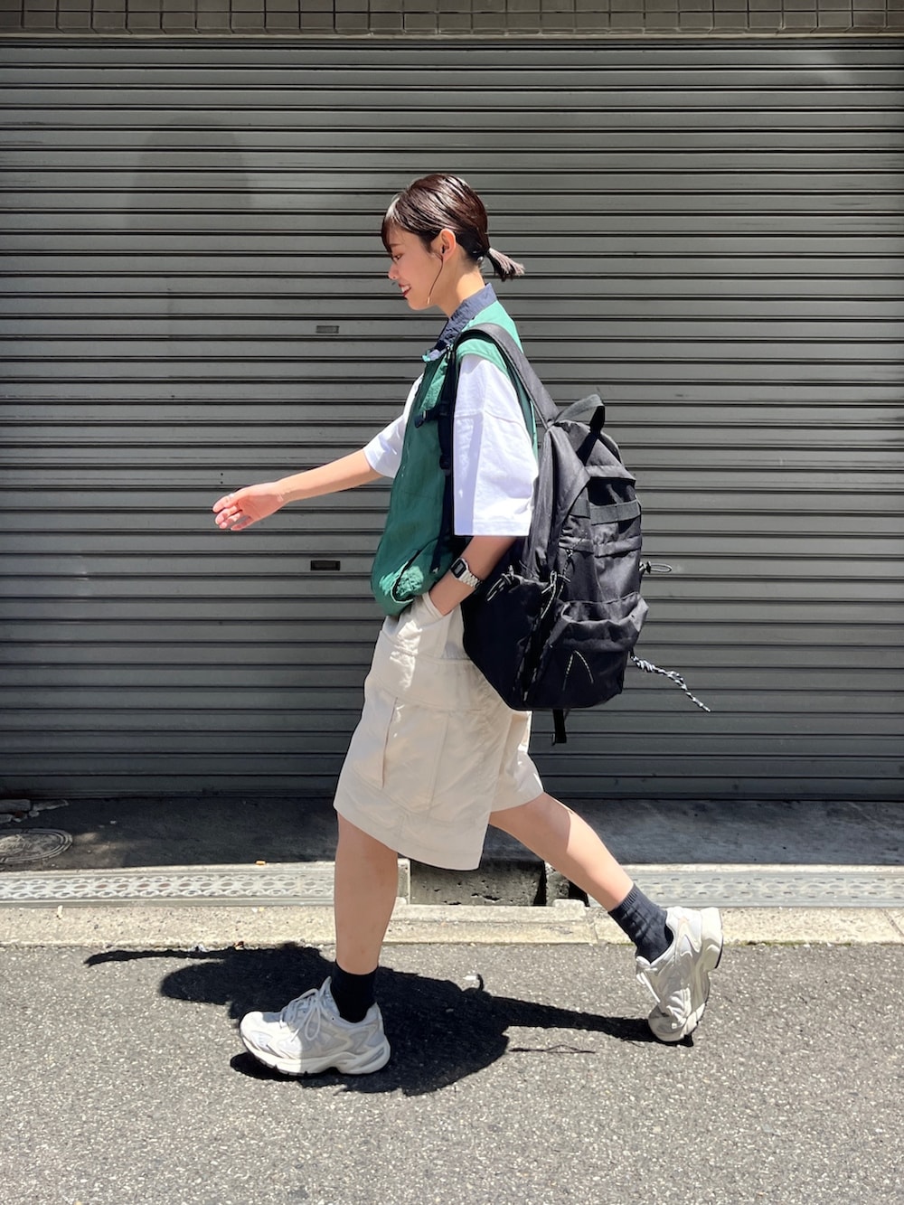 「シンプルコーデ、メンズライク、アウトドアスタイル、ナイロンベスト、レイヤードスタイル、カーゴショーツ、カーゴパンツ、グリーン、夏コーデ、カジュアル、リュック、ハーフパンツ、骨格ウェーブ」｜「CPCMのナイロン配色スタンドベスト（ベスト、グリーン系）」を使った、asuka さん（レディース・164cm）の春コーディネートの2枚目の写真
