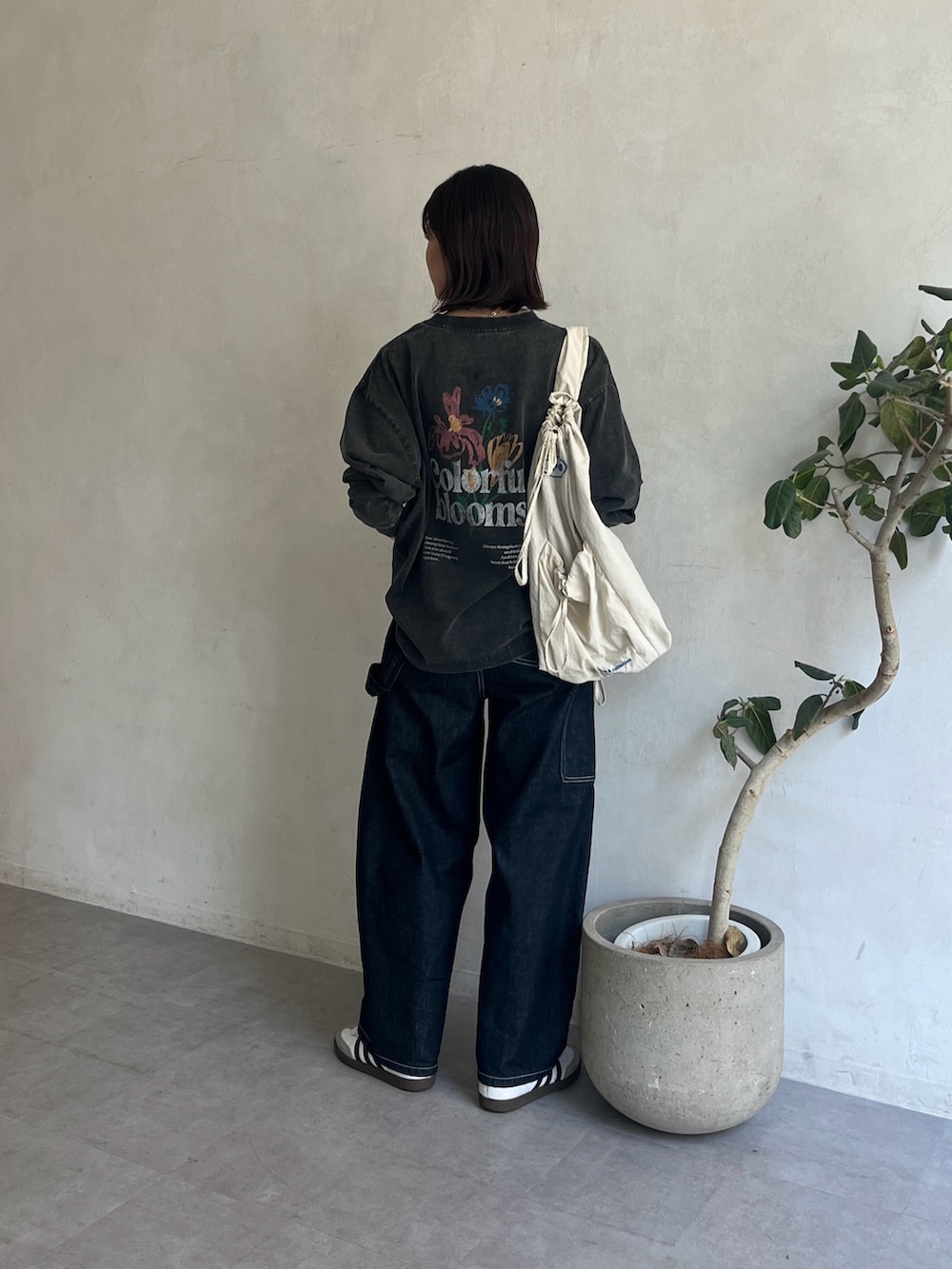 ブラック系のTシャツ/カットソー、ブルー系のデニムパンツを着用したレディースの夏コーディネートの3枚目の写真