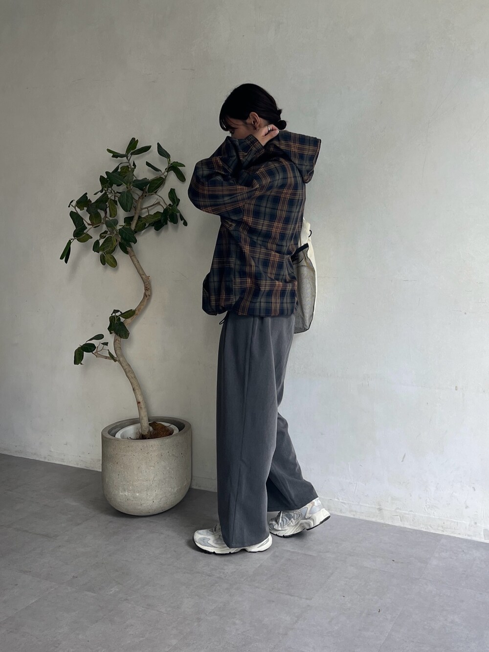 グリーン系のシャツ/ブラウス、グレー系のその他パンツを着用したレディースの夏コーディネートの4枚目の写真