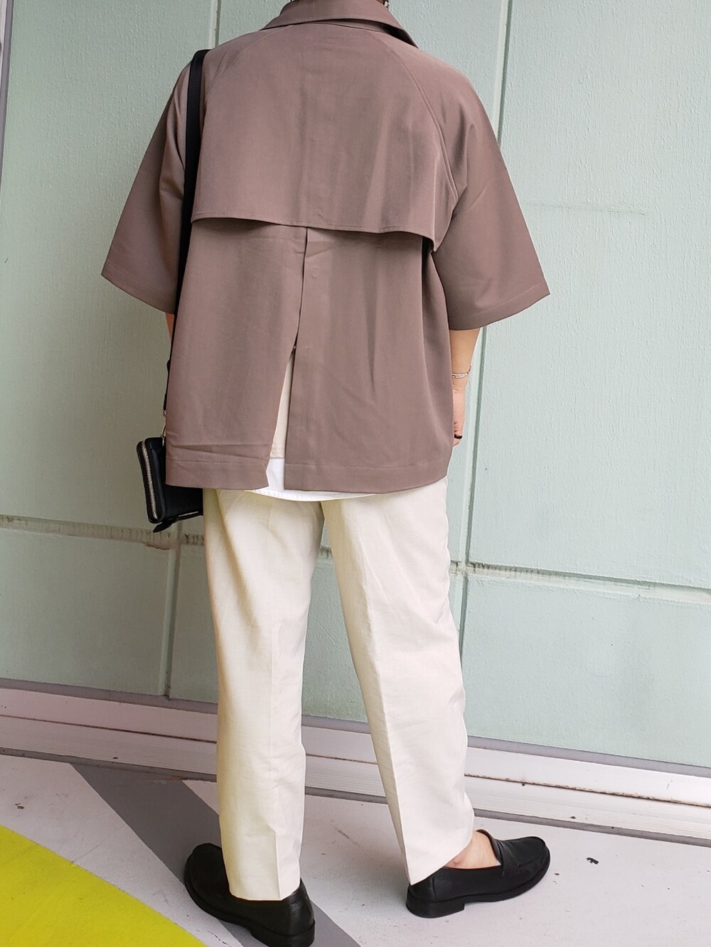 ホワイト系のスラックス、ブラック系のローファー、ブラウン系のシャツ/ブラウスを着用したメンズの夏コーディネートの3枚目の写真