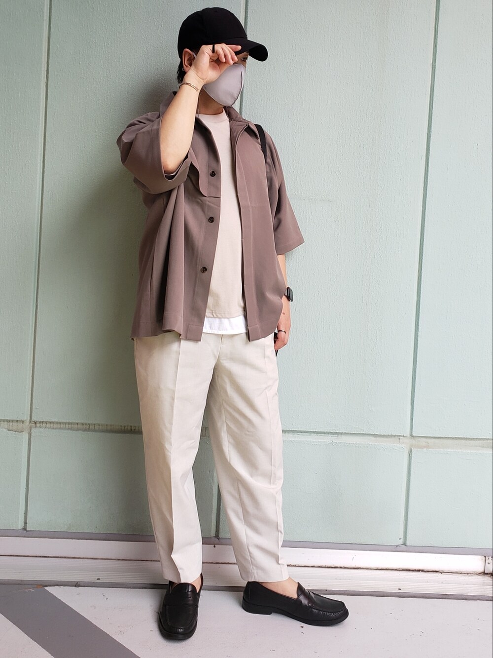 ホワイト系のスラックス、ブラック系のローファー、ブラウン系のシャツ/ブラウスを着用したメンズの夏コーディネートの2枚目の写真