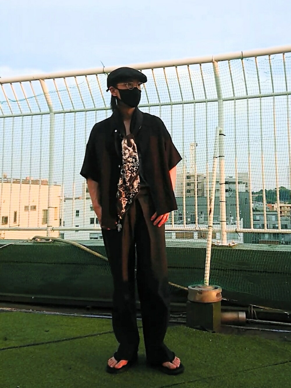 ブラック系のデニムパンツ、ブラック系のシャツ/ブラウス、ブラック系のストール/ショールを着用したメンズの夏コーディネートの2枚目の写真