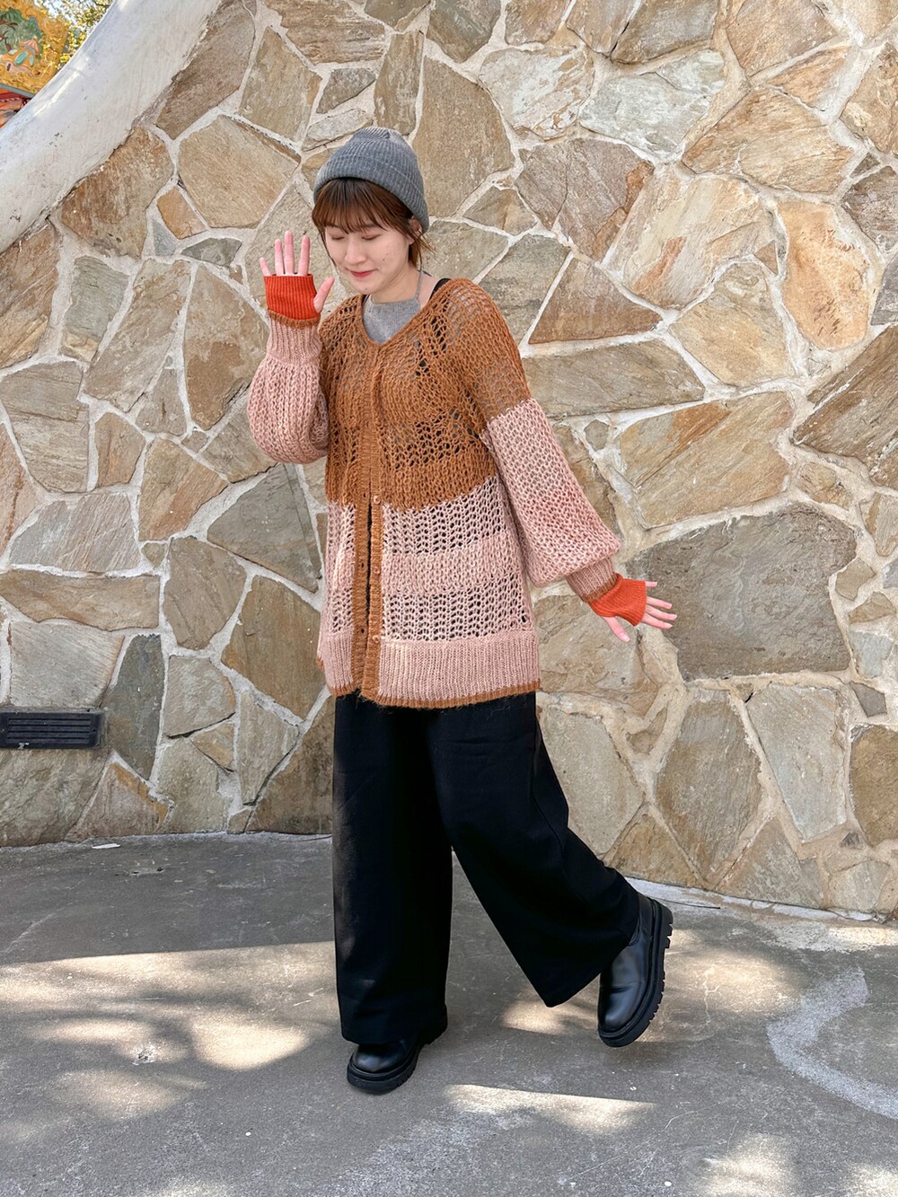 ブラック系のブーツ、ブラック系のサロペット/オーバーオール、グレー系のニット/セーターを着用したレディースの冬コーディネートの2枚目の写真