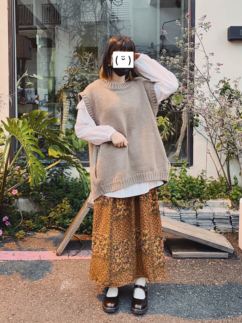 ホワイト系のシャツ/ブラウス、ブラウン系のカーディガン/ボレロ、ブラウン系のスカートを着用したレディースの冬コーディネートの2枚目の写真