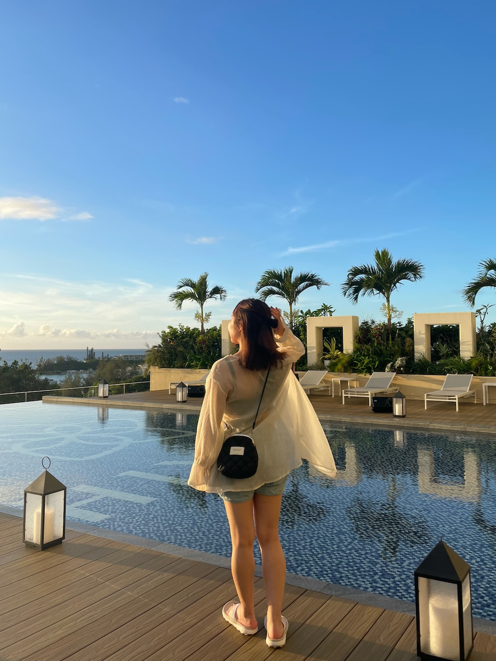 「大人かわいい、オトナカジュアル、低身長、休日コーデ、沖縄、ラフ、ゆるコーデ、短パン、ビーチサンダル、低身長女子、水着」｜「ROXYのGRAVEL/ロキシーショートパンツ（デニムパンツ、ブルー系）」を使った、ruiさん（レディース・153cm）の秋コーディネートの2枚目の写真