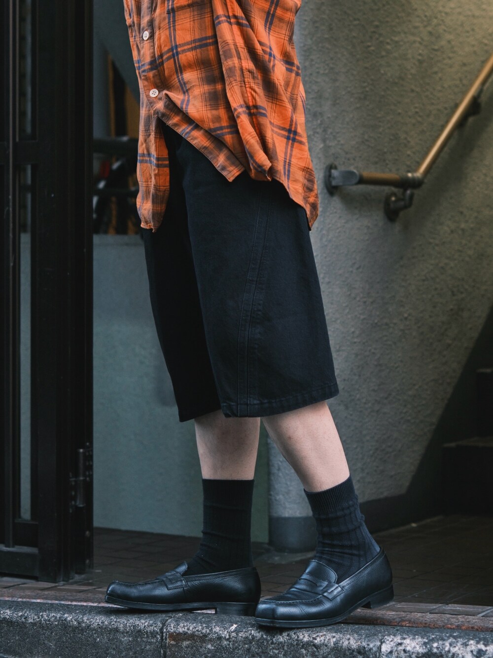 ブラック系のパーカー、ブラック系のデニムパンツを着用したメンズの春コーディネートの2枚目の写真