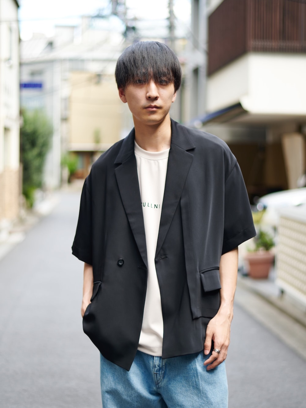 ブラック系のシャツ/ブラウス、ブルー系のデニムパンツを着用したメンズの夏コーディネートの2枚目の写真