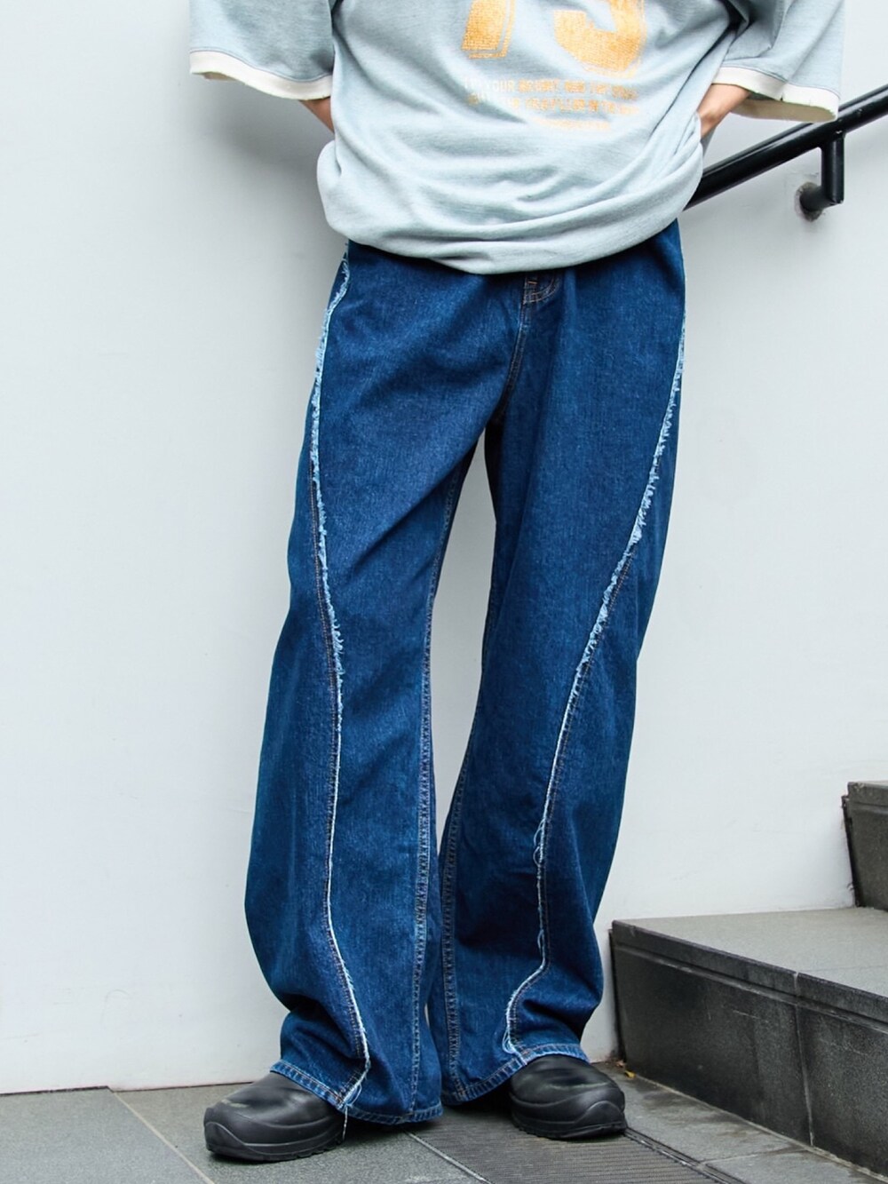 ブルー系のデニムパンツ、ブルー系のTシャツ/カットソーを着用したメンズの春コーディネートの2枚目の写真