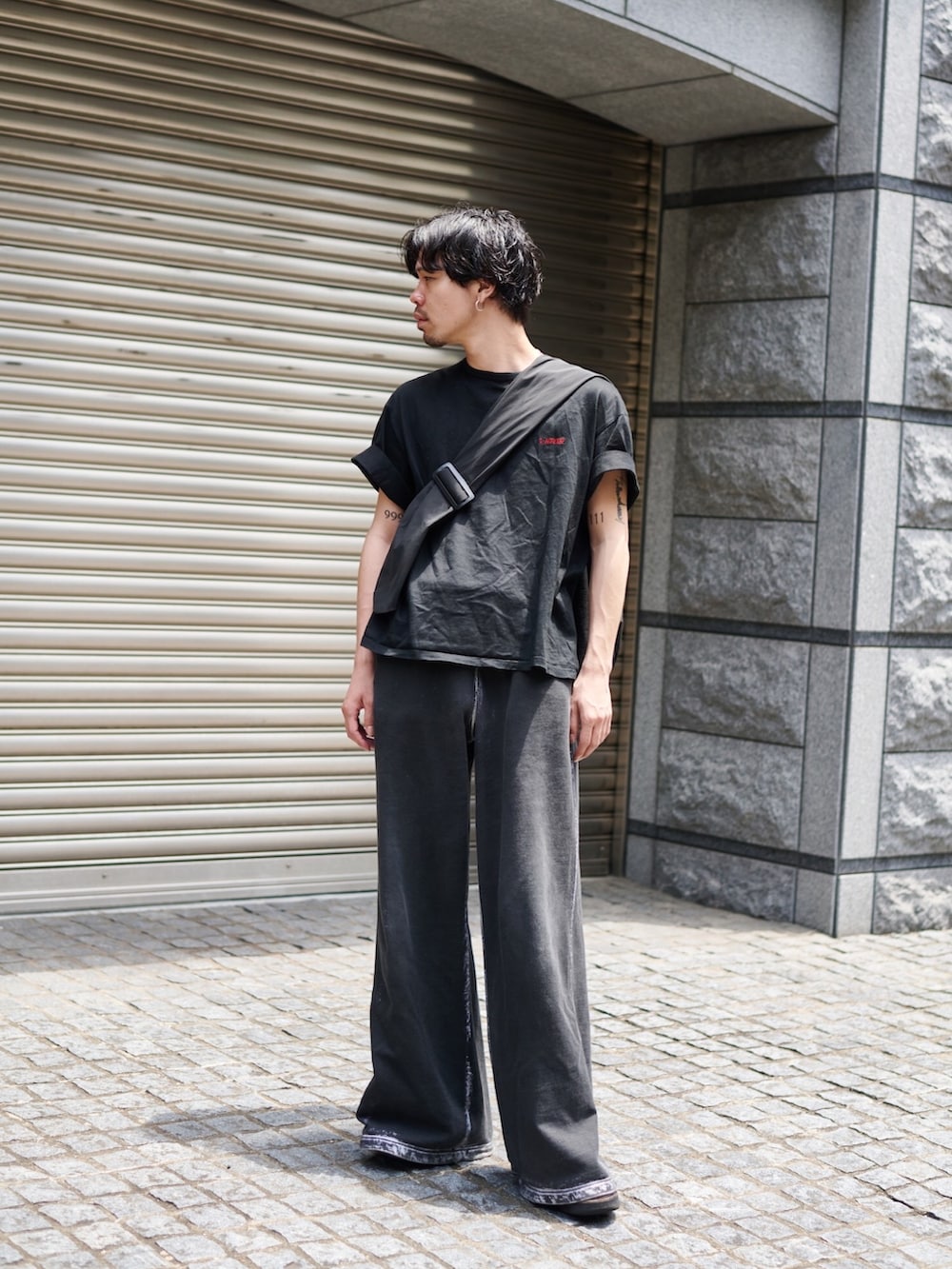 ブラック系のショルダーバッグを着用したメンズの夏コーディネートの2枚目の写真