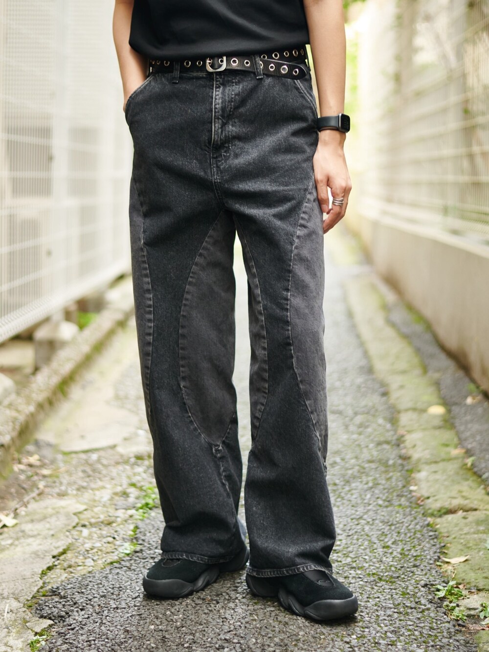 ブラック系のデニムパンツを着用したメンズの夏コーディネートの2枚目の写真