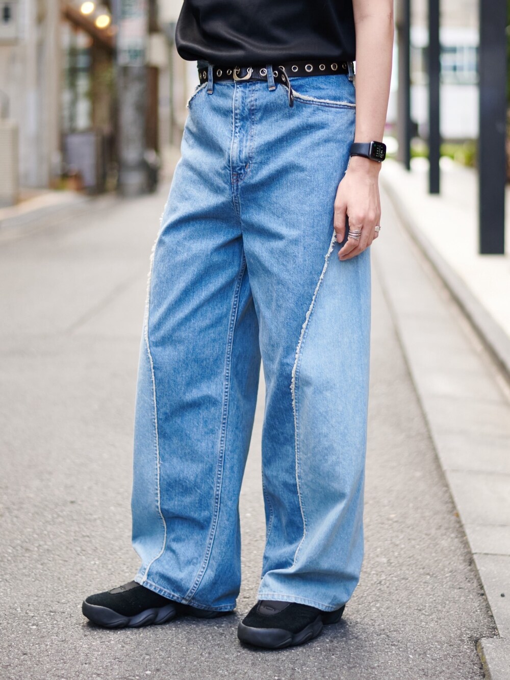 ブルー系のデニムパンツを着用したメンズの夏コーディネートの2枚目の写真