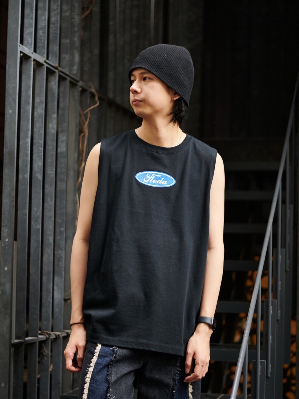 ブラック系のTシャツ/カットソーを着用したメンズの春コーディネートの2枚目の写真